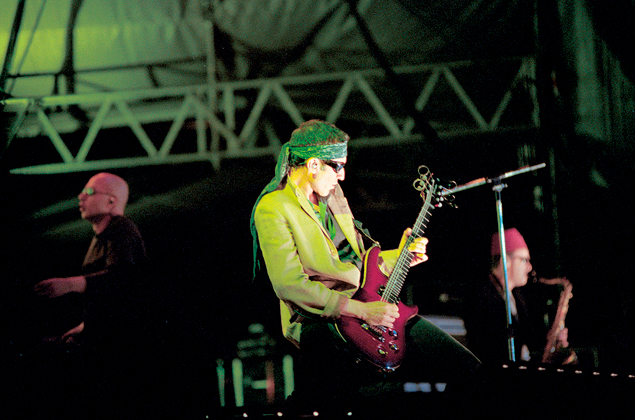Skay en el escenario en Cordoba, tocando la guitarra